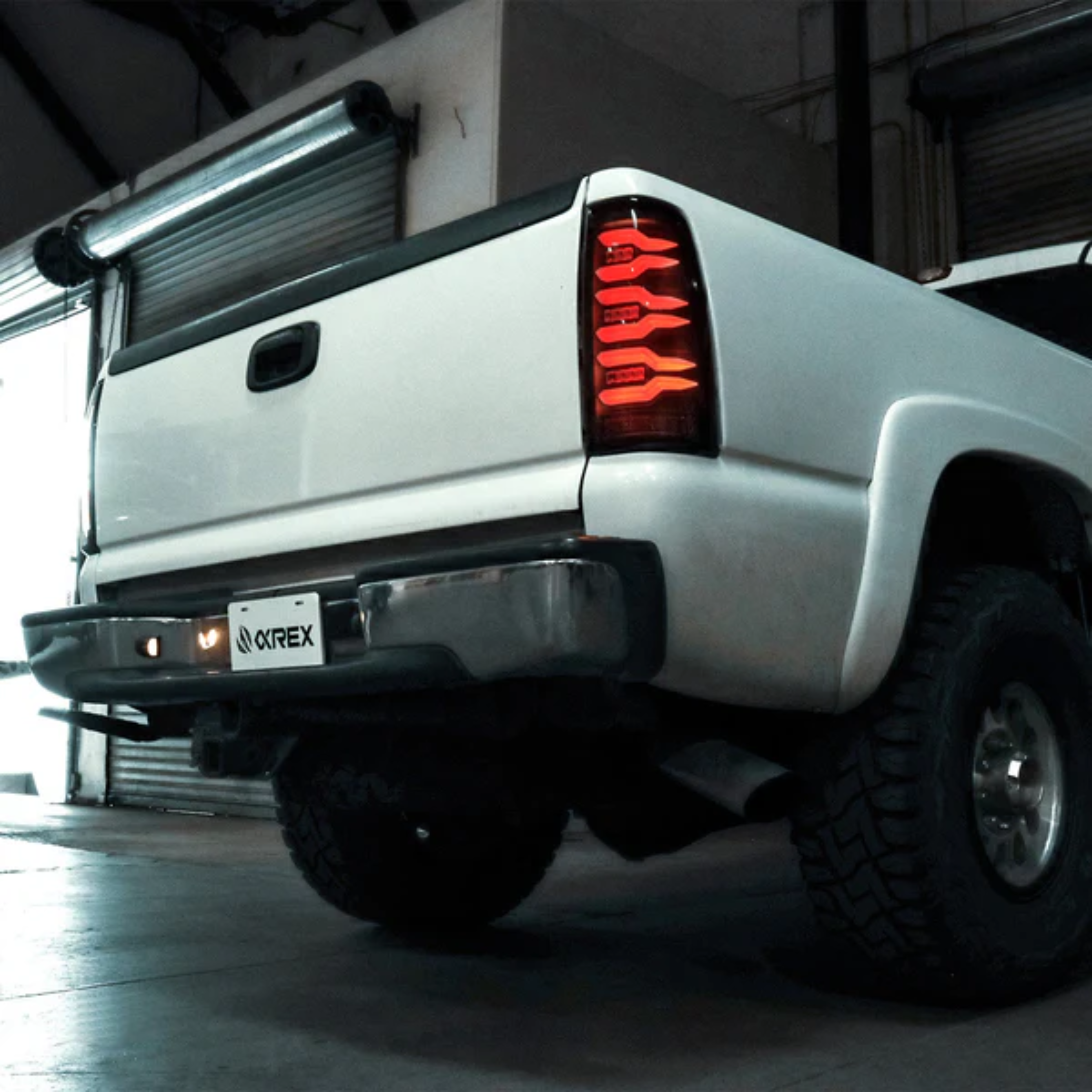 99-06 Chevrolet Silverado LUXX-Series LED Tail Lights Black Red